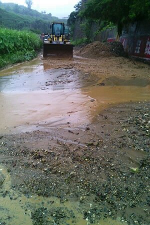 米易段全力防汛抢险保障公路畅通