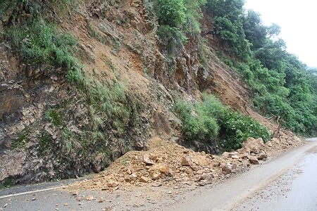 米易段防汛抢险保障公路畅通