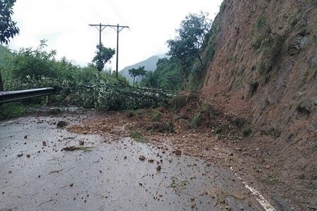 风雨中的公路人
