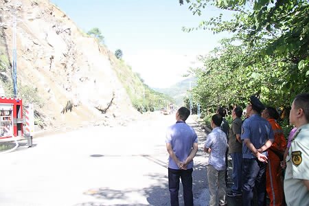 渡金线青龙山路段山体塌方应急抢险工作（序图）