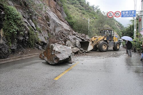倮渡北线公路边坡坍方抢险（图）