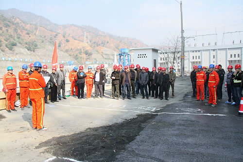 总段组织观看山猫滑移多功能设备演示