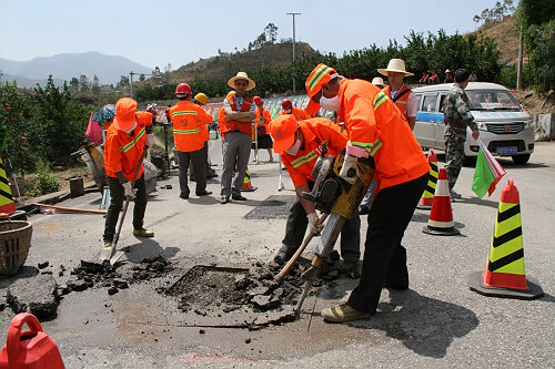总段开展沥青路面坑槽修补技能操作竞赛活动