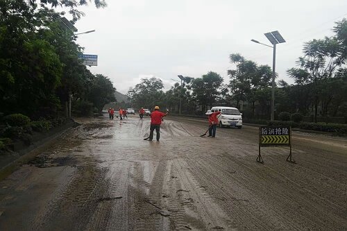 总段职工冒雨全力排险保畅