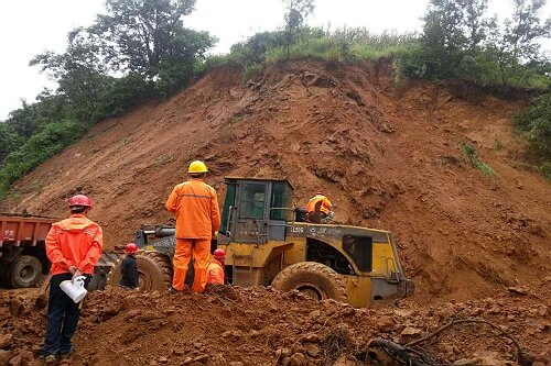 米易段全力开展省道214线K69+400处塌方点抢险保通工作