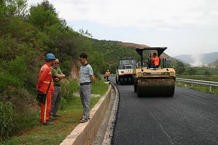 总段领导督导国道108线沥青混凝土路面铺筑工作