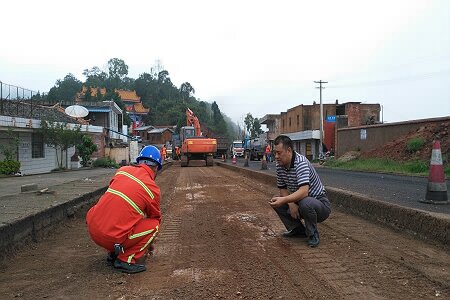总段领导督导检查国省干线公路大修工程
