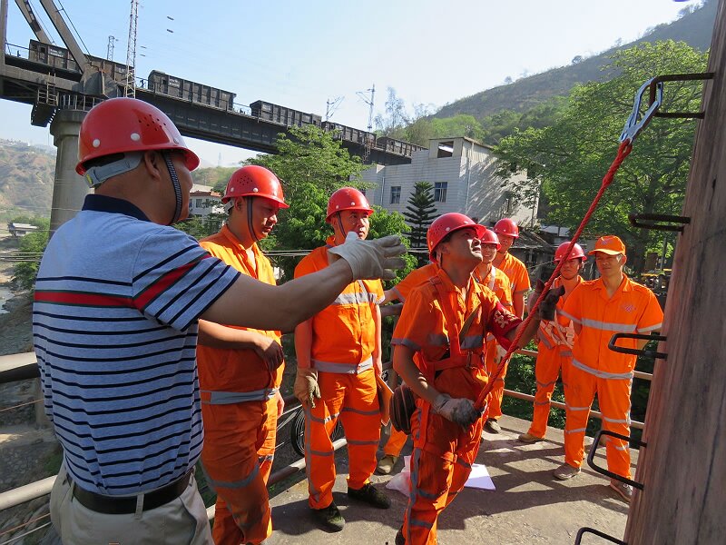 市桥梁检测中心作业现场开展专项安全培训