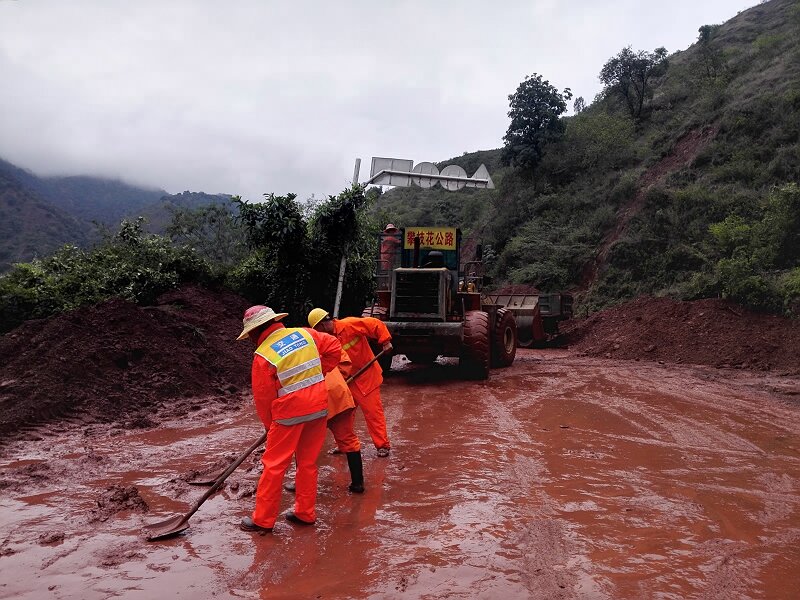总段职工不分昼夜全力保障公路畅通