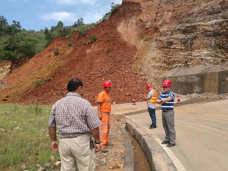 大渡口段及时抢通国道108线塌方路段