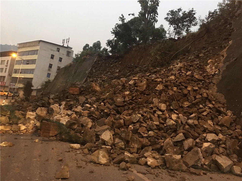 总段及时组织开展渡仁西线公路抢险保通工作