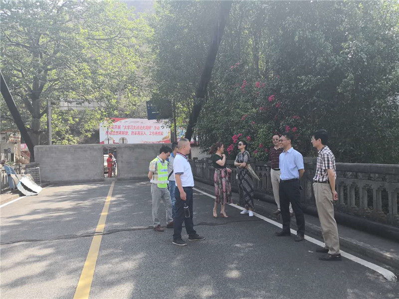 市交通运输局领导视察即将在我市召开的全省桥梁培训室外培训准备工作