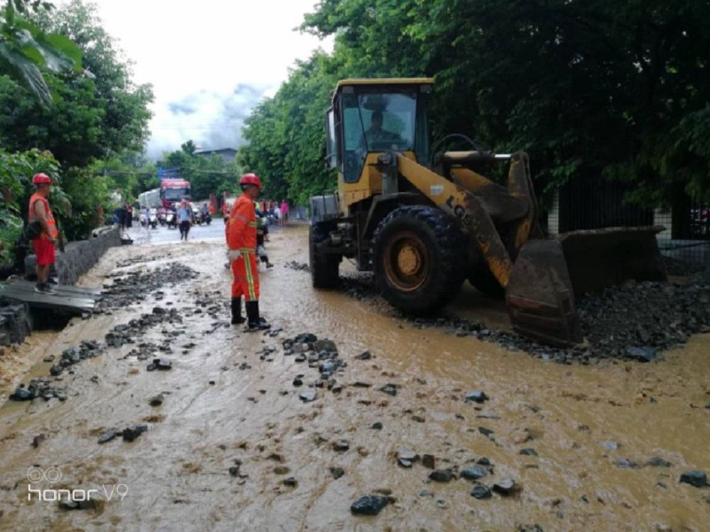 米易公路养护段争分夺秒抢险保畅通