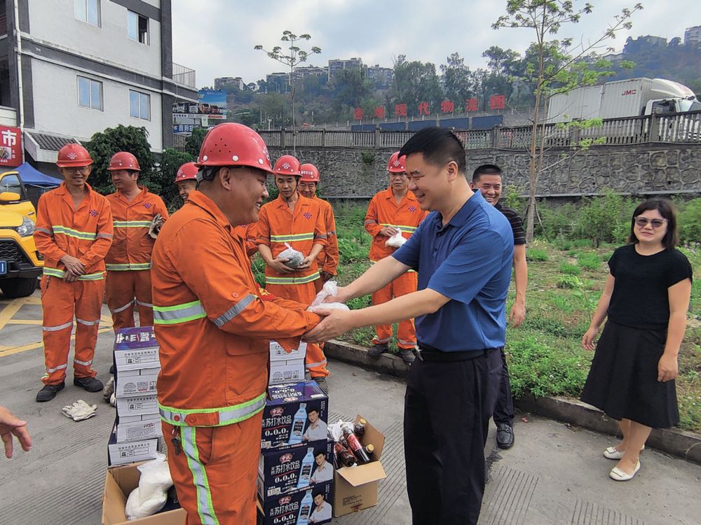 攀枝花市公路养护总段工会开展夏季“送清凉”暨端午节前走访慰问活动