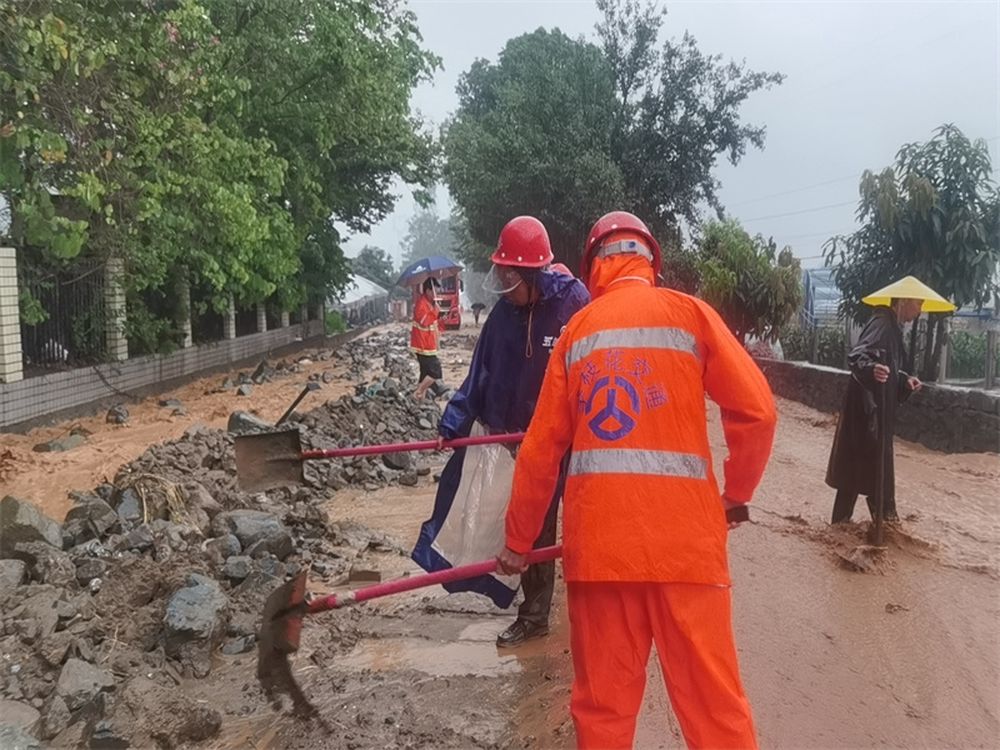市公路养护总段：迅速反应，及时保通
