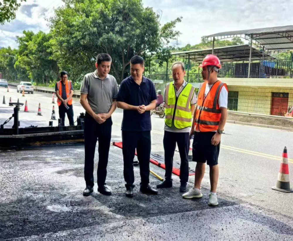 市公路养护总段党委书记、总段长李光明深入一线督查汛期公路养护工作