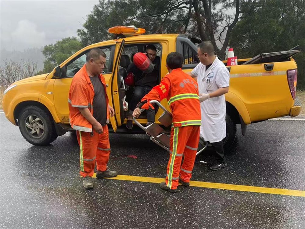 路遇群众危急时，共产党员显担当——河门口段养护职工及时救助交通事故伤员