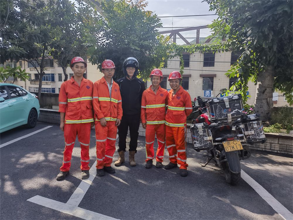 攀枝花红 “橘色”更艳——市公路养护总段职工救助来攀旅行者