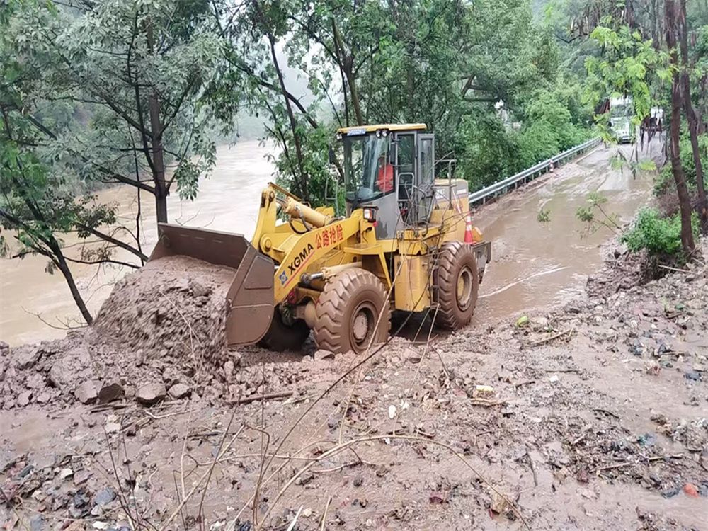泥石流致国道临时阻断 攀枝花养路总段全力以赴排险保通